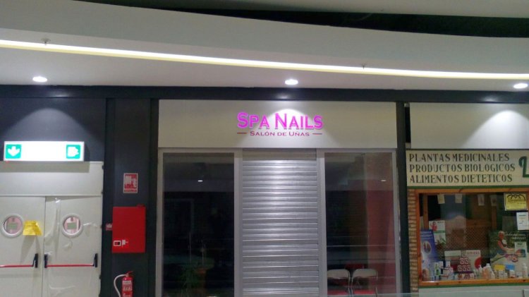 Letras corp&oacute;reas cajeadas y fresadas e iluminadas, sobre frente de dib&oacute;n. Galer&iacute;a comercial de Alcampo Sevilla.