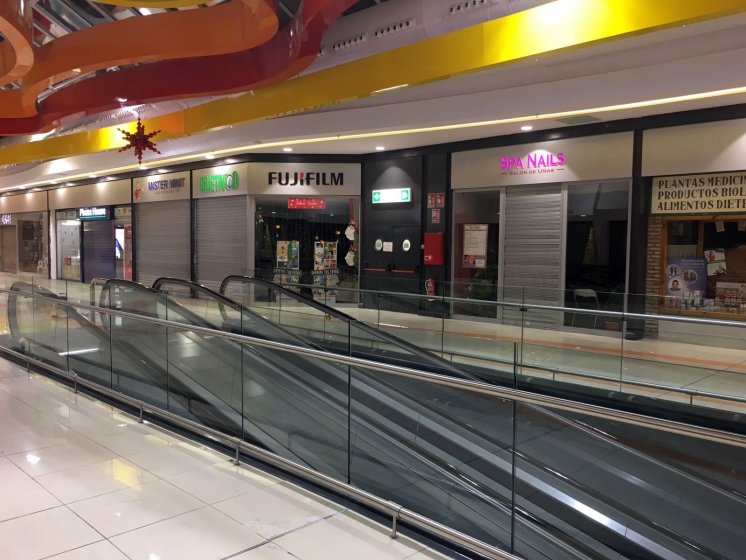 Letras corp&oacute;reas cajeadas y fresadas e iluminadas, sobre frente de dib&oacute;n. Galer&iacute;a comercial de Alcampo Sevilla.