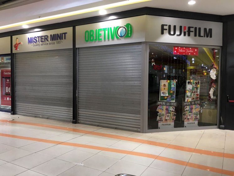 Letras corp&oacute;reas cajeadas y fresadas e iluminadas, sobre frente de dib&oacute;n. Galer&iacute;a comercial de Alcampo Sevilla.