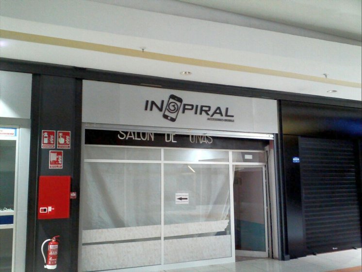 Letras corp&oacute;reas cajeadas y fresadas e iluminadas, sobre frente de dib&oacute;n. Galer&iacute;a comercial de Alcampo Sevilla.