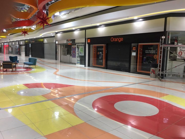 Letras corp&oacute;reas cajeadas y fresadas e iluminadas, sobre frente de dib&oacute;n. Galer&iacute;a comercial de Alcampo Sevilla.