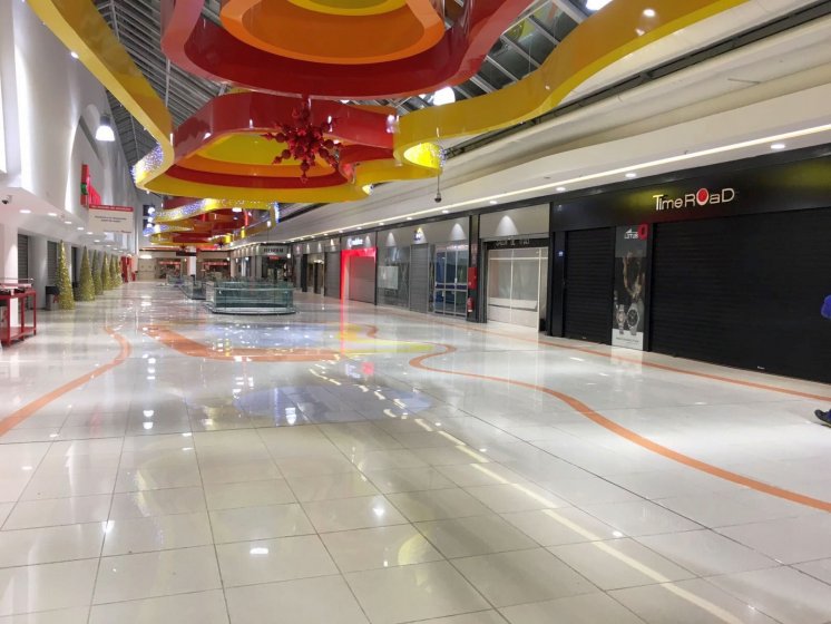 Letras corp&oacute;reas cajeadas y fresadas e iluminadas, sobre frente de dib&oacute;n. Galer&iacute;a comercial de Alcampo Sevilla.