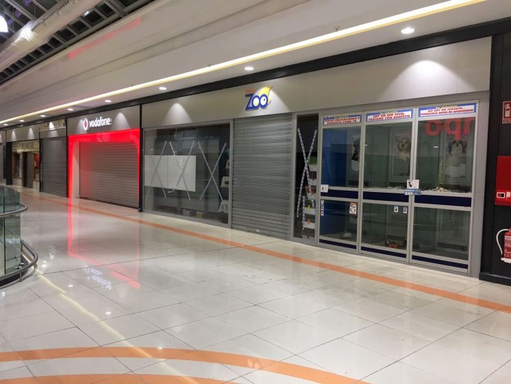 Letras corp&oacute;reas cajeadas y fresadas e iluminadas, sobre frente de dib&oacute;n. Galer&iacute;a comercial de Alcampo Sevilla.