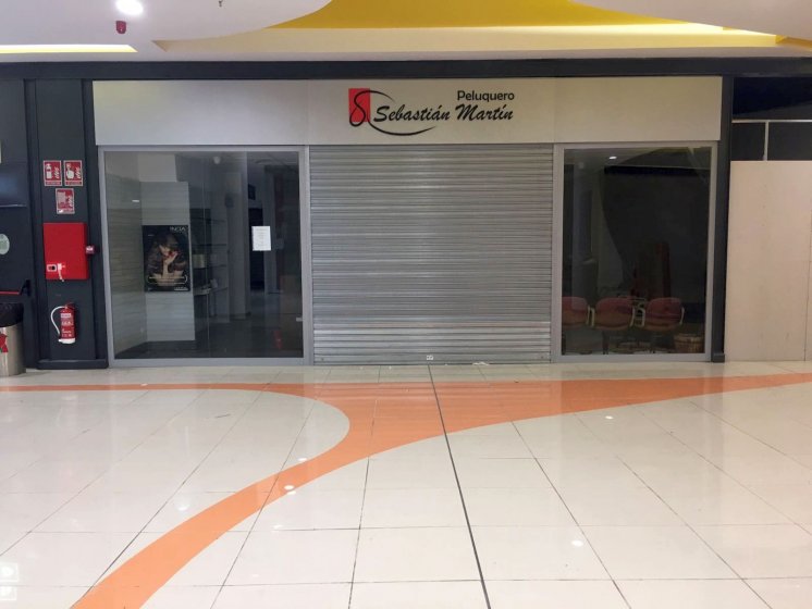 Letras corp&oacute;reas cajeadas y fresadas e iluminadas, sobre frente de dib&oacute;n. Galer&iacute;a comercial de Alcampo Sevilla.
