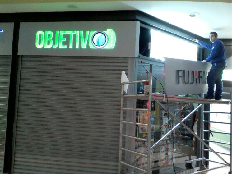 Letras corp&oacute;reas cajeadas y fresadas e iluminadas, sobre frente de dib&oacute;n. Galer&iacute;a comercial de Alcampo Sevilla.