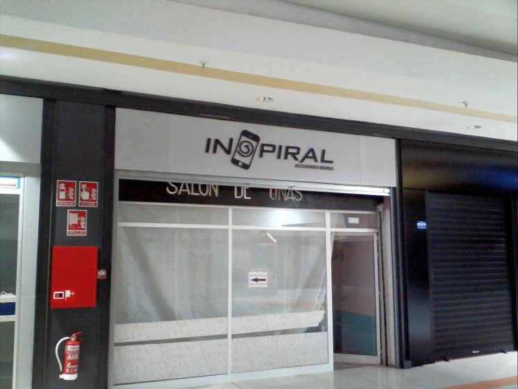 Letras corp&oacute;reas cajeadas y fresadas e iluminadas, sobre frente de dib&oacute;n. Galer&iacute;a comercial de Alcampo Sevilla.