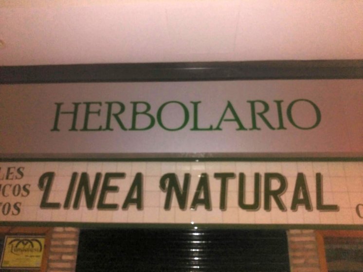 Letras corp&oacute;reas cajeadas y fresadas e iluminadas, sobre frente de dib&oacute;n. Galer&iacute;a comercial de Alcampo Sevilla.