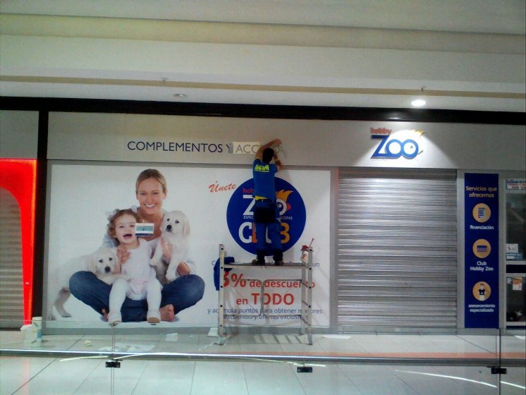 Letras corp&oacute;reas cajeadas y fresadas e iluminadas, sobre frente de dib&oacute;n. Galer&iacute;a comercial de Alcampo Sevilla.