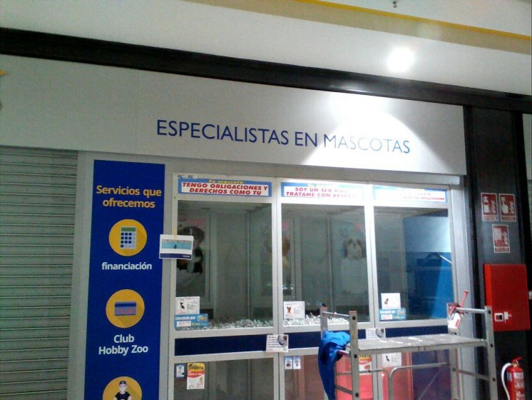 Letras corp&oacute;reas cajeadas y fresadas e iluminadas, sobre frente de dib&oacute;n. Galer&iacute;a comercial de Alcampo Sevilla.