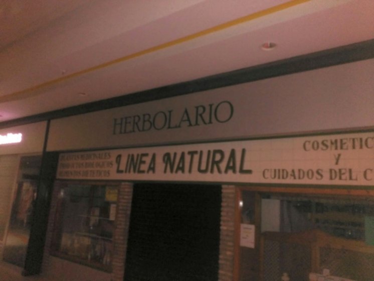 Letras corp&oacute;reas cajeadas y fresadas e iluminadas, sobre frente de dib&oacute;n. Galer&iacute;a comercial de Alcampo Sevilla.