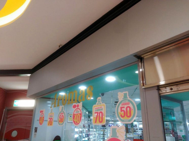 Letras corp&oacute;reas cajeadas y fresadas e iluminadas, sobre frente de dib&oacute;n. Galer&iacute;a comercial de Alcampo Sevilla.