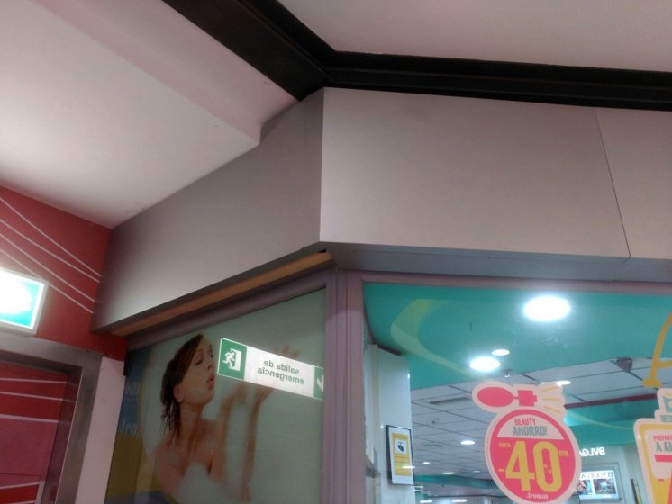 Letras corp&oacute;reas cajeadas y fresadas e iluminadas, sobre frente de dib&oacute;n. Galer&iacute;a comercial de Alcampo Sevilla.