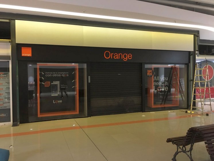 Letras corp&oacute;reas cajeadas y fresadas e iluminadas, sobre frente de dib&oacute;n. Galer&iacute;a comercial de Alcampo Sevilla.