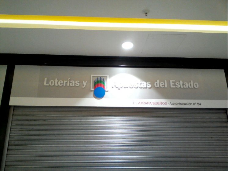 Letras en metacrilato recortadas sobre caja bandeja dib&oacute;n. Alcampo ronda tarmarguillo en Sevilla.