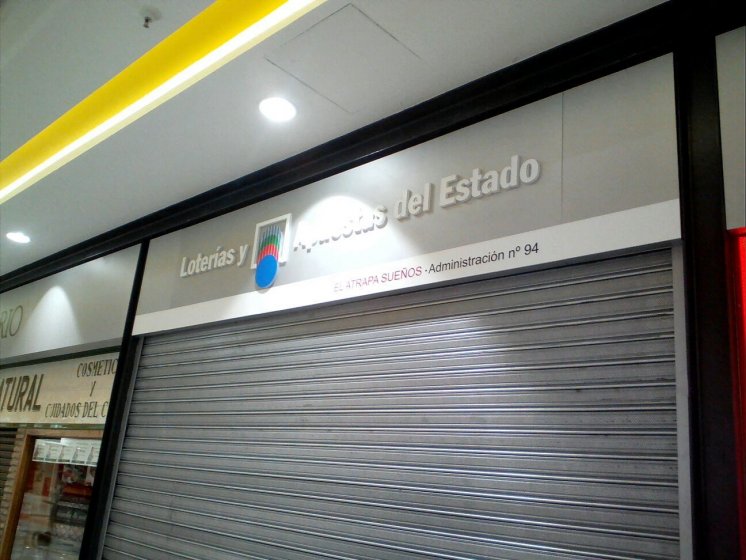 Letras en metacrilato recortadas sobre caja bandeja dib&oacute;n. Alcampo ronda tarmarguillo en Sevilla.