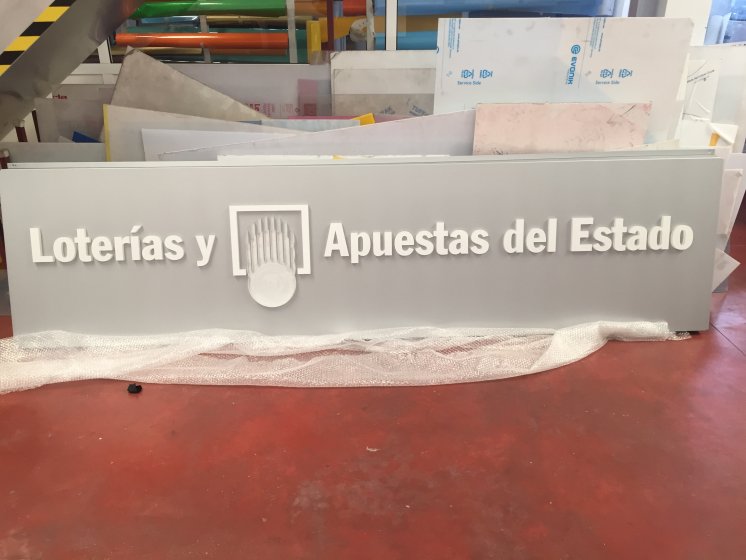 Letras en metacrilato recortadas sobre caja bandeja dib&oacute;n. Alcampo ronda tarmarguillo en Sevilla.