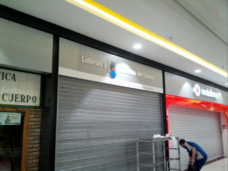 Letras en metacrilato recortadas sobre caja bandeja dib&oacute;n. Alcampo ronda tarmarguillo en Sevilla.