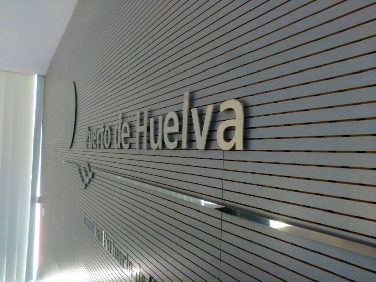 Letras recortadas en acero inoxidable y logo rotulado en vinilo imitación ácido plata. Puerto de Huelva.