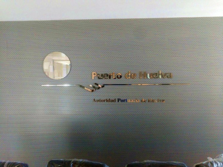 Letras recortadas en acero inoxidable y logo rotulado en vinilo imitaci&oacute;n &aacute;cido plata. Puerto de Huelva.