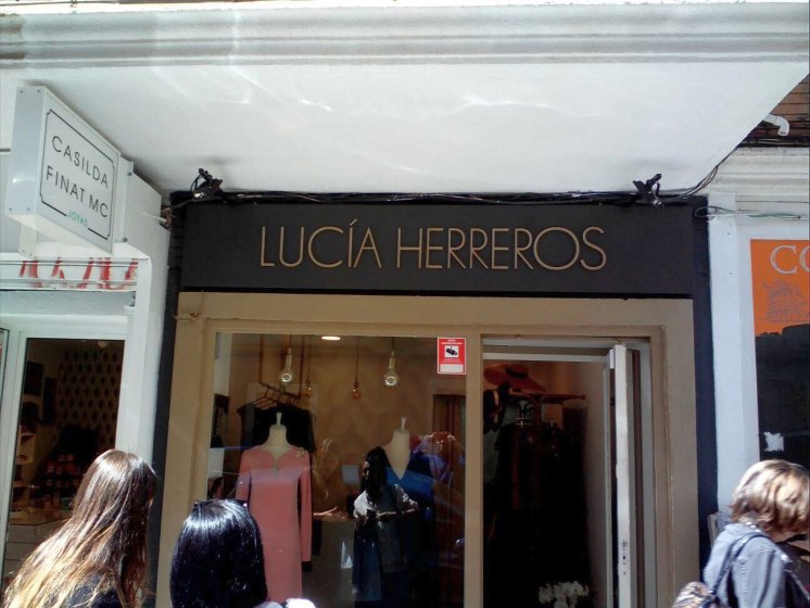 Letras recortadas  en pvc lacado, sobre bandeja de dib&oacute;n. Luc&iacute;a Herreros Sevilla.