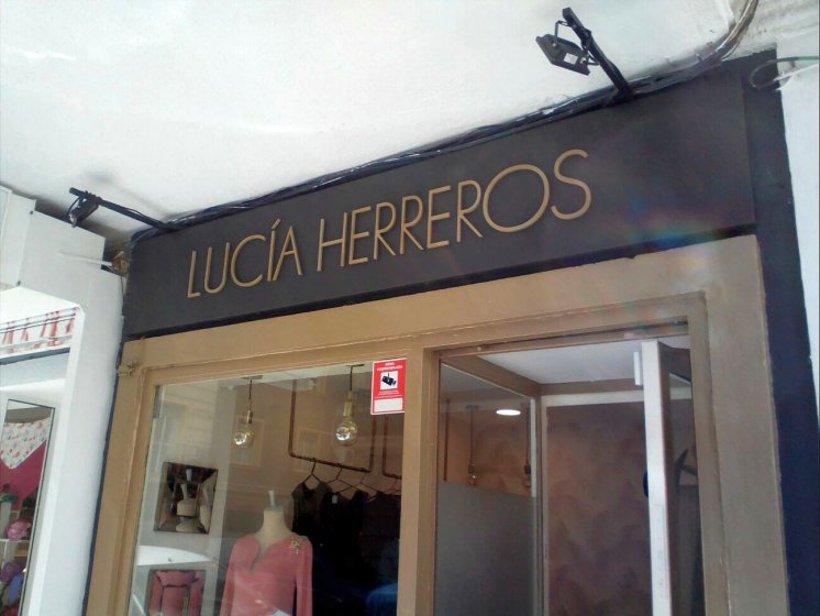 Letras recortadas en pvc lacado, sobre bandeja de dib&oacute;n. Luc&iacute;a Herreros Sevilla.