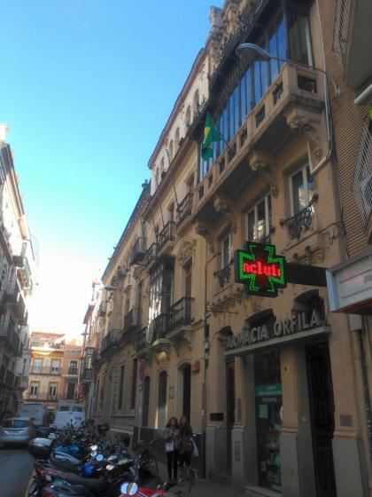 Mástil para balcón y bandera. Consulado de Brasil en Sevilla.