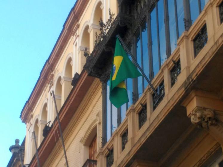 Mástil para balcón y bandera. Consulado de Brasil en Sevilla.