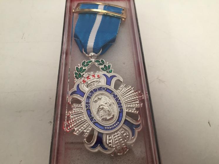 Medalla Cruz de la Orden del Merito Civil Plata