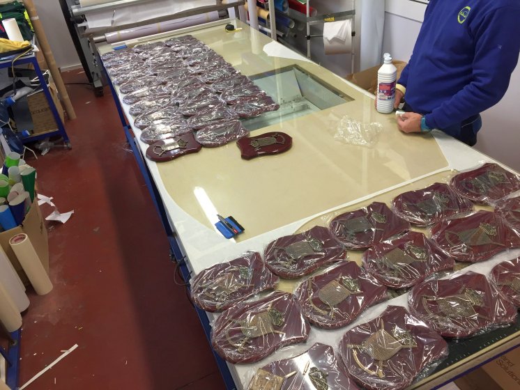 Metopa de madera y escudo Futer en metal. Cuartel General de la Fuerza Terrestre Sevilla