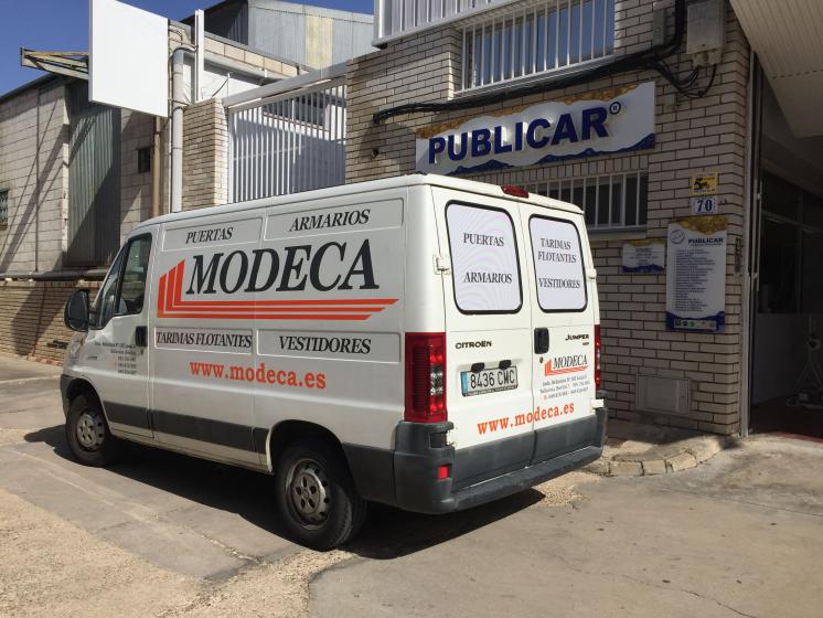 Modeca Dos Hermanas Sevilla. Rotulación de furgoneta en vinilos de corte
