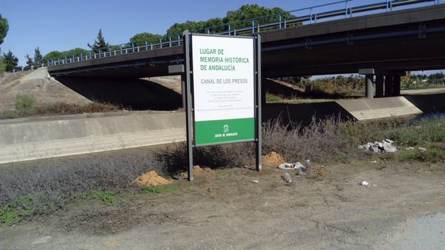 Monolito de la Memoria Hist&oacute;rica. Junta de Andaluc&iacute;a. Sevilla, C&aacute;diz, Huelva, Granada, C&oacute;rdoba, Ja&eacute;n y Almer&iacute;a.