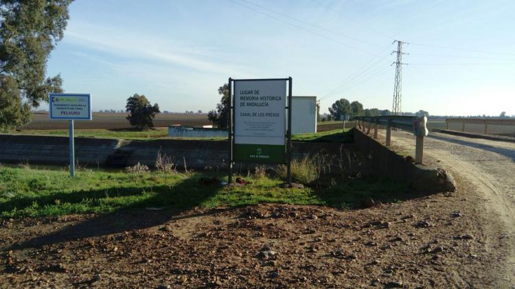 Monolito de la Memoria Hist&oacute;rica. Junta de Andaluc&iacute;a. Sevilla, C&aacute;diz, Huelva, Granada, C&oacute;rdoba, Ja&eacute;n y Almer&iacute;a.