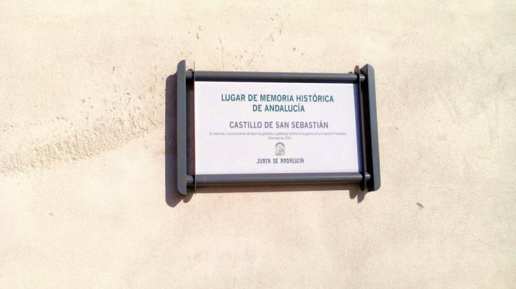 Monolito de la Memoria Hist&oacute;rica. Junta de Andaluc&iacute;a. Sevilla, C&aacute;diz, Huelva, Granada, C&oacute;rdoba, Ja&eacute;n y Almer&iacute;a.