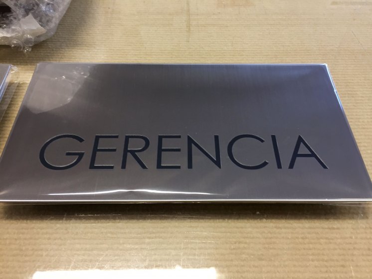 Placa se&ntilde;alizaci&oacute;n habitaci&oacute;n de hotel cajeada en acero inoxidable y grabada en bajo relieve. Sevilla.