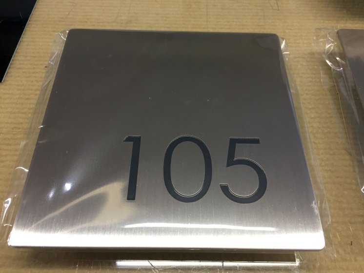 Placa se&ntilde;alizaci&oacute;n habitaci&oacute;n de hotel cajeada en acero inoxidable y grabada en bajo relieve. Sevilla.