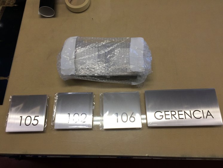 Placa se&ntilde;alizaci&oacute;n habitaci&oacute;n de hotel cajeada en acero inoxidable y grabada en bajo relieve. Sevilla.