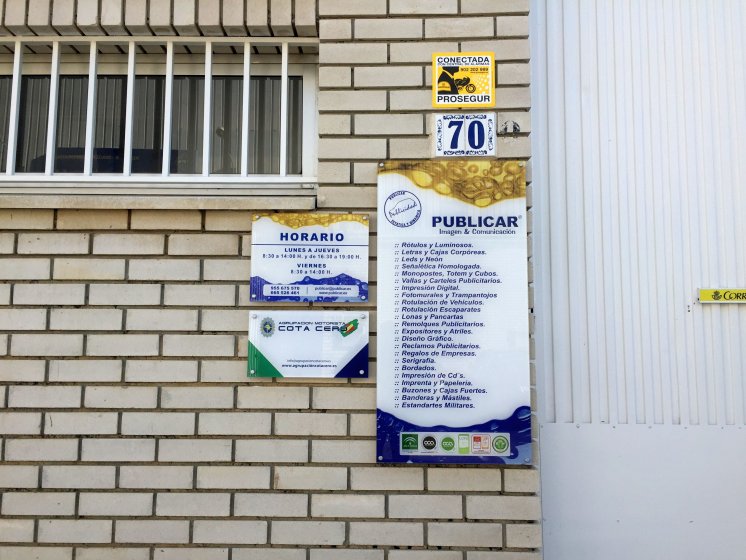 Placas fachada de metacrilato de 8 mm rotuladas en vinilos. Sevilla