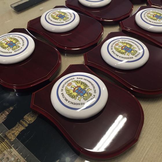 Residencia Militar de Estudiantes San Hermenegildo, Sevilla. Metopas en base de madera y esucdo en cer&aacute;mica pintada