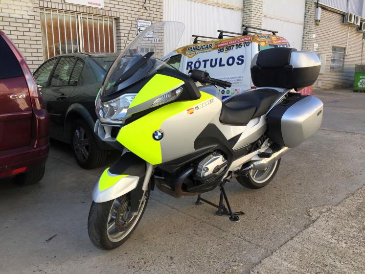 Rotulación con vinilo de fundición de moto BMW R1250RT en Sevilla