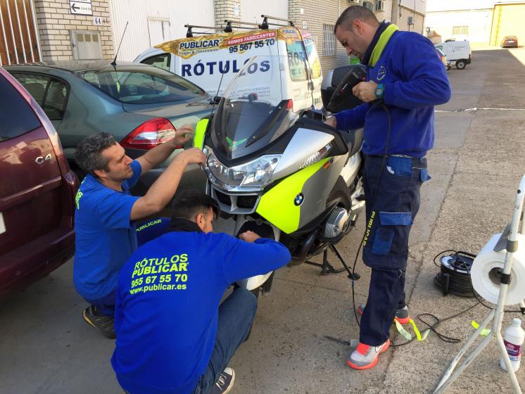 Rotulación con vinilo de fundición de moto BMW R1250RT en Sevilla