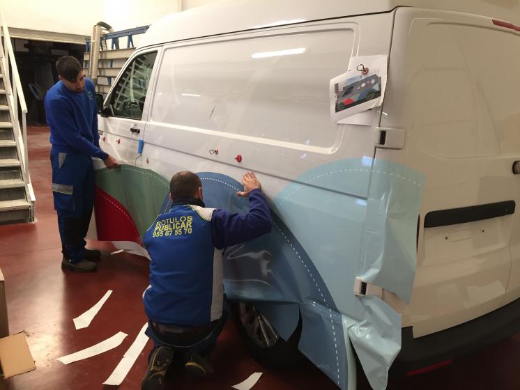 Rotulación con vinilo fundido laminado, especial para integrales. Trabajos para 75 Creativos Dos Hermanas Sevilla