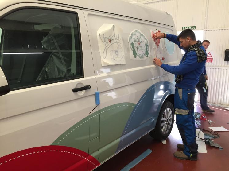 Rotulación con vinilo fundido laminado, especial para integrales. Trabajos para 75 Creativos Dos Hermanas Sevilla