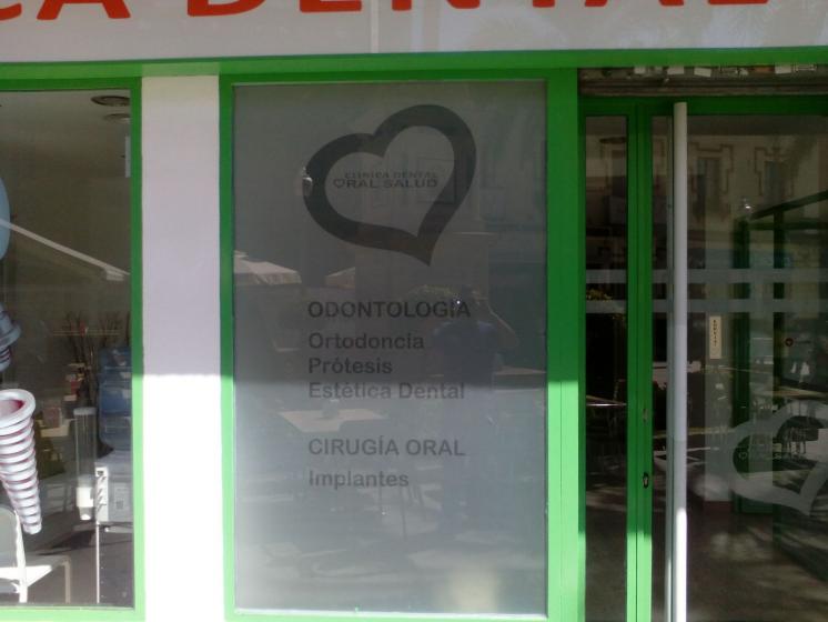 Rotulaci&oacute;n de cristales y escaparates. Cl&iacute;nicas Dental Oral Salud Dos Hermanas Sevilla