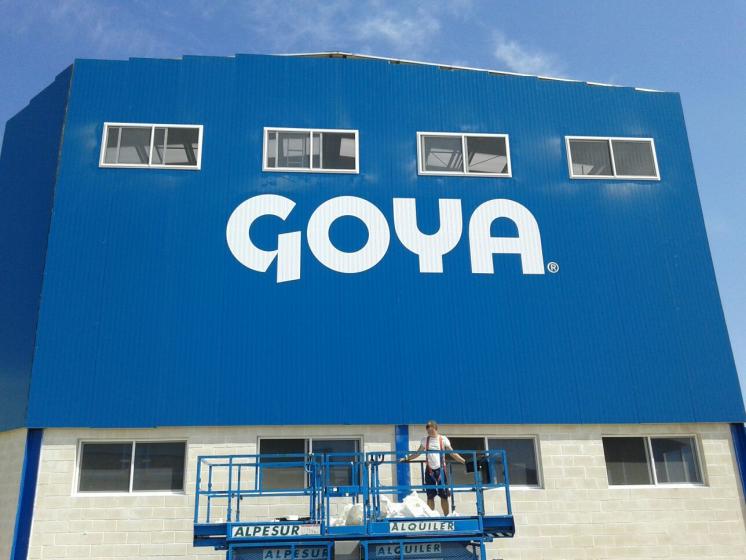 Rotulación de frente en vinilo. Fábrica de Aceites Goya, Carretera Sevilla Málaga.