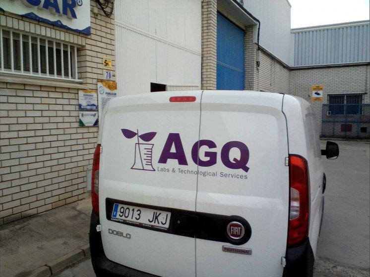 Rotulación de furgoneta con vinilos de corte. AGQ Sevilla
