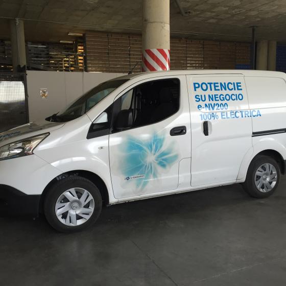 Rotulaci&oacute;n de furgoneta en vinilo de corte e impresi&oacute;n digital. Nissan e-NV 200 El&eacute;ctrica. Nissan Vanauto Sueminencia Sevilla