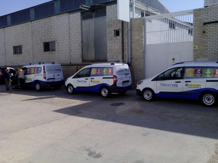 Rotulación de furgoneta en vinilo de corte e impresión digital. Trinitas Servicios Integrales, Sevilla