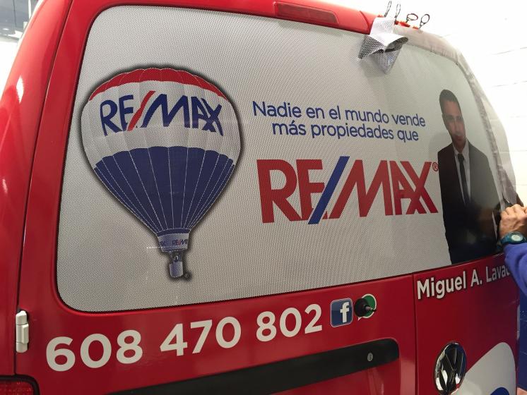 Rotulación de furgoneta en vinilo impresión digital fundido. Inmobiliarias Remax Sevilla. 