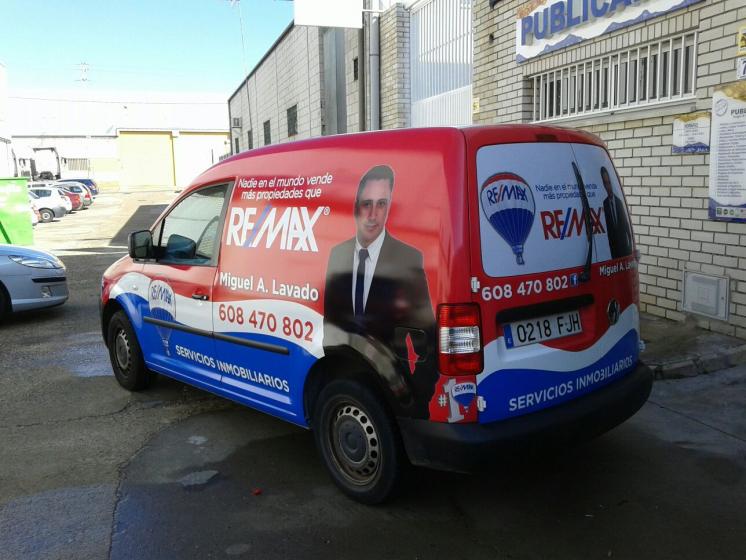 Rotulación de furgoneta en vinilo de impresión digital fundido. Inmobiliarias Remax Sevilla. 