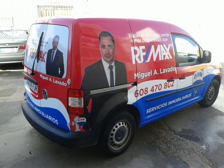 Rotulación de furgoneta en vinilo impresión digital fundido. Inmobiliarias Remax Sevilla. 